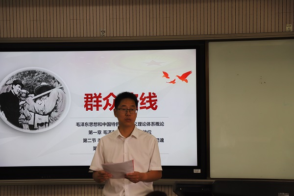 kaiyuncom官方网站副院长殷旭辉副教授介绍评委和参赛教师.JPG